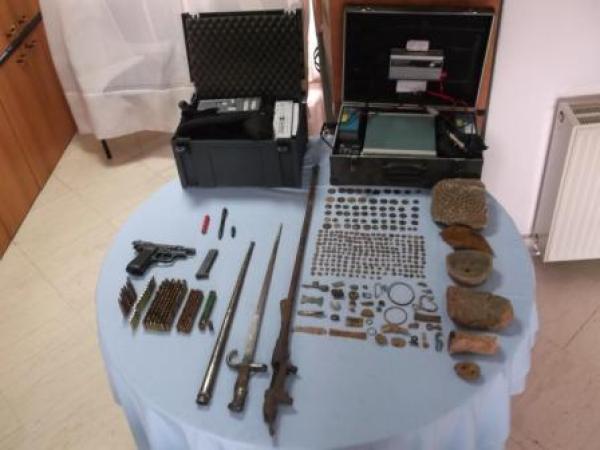 Συνελήφθη 58χρονος στα Γρεβενα που κατείχε δεκάδες αρχαία αντικείμενα και νομίσματα