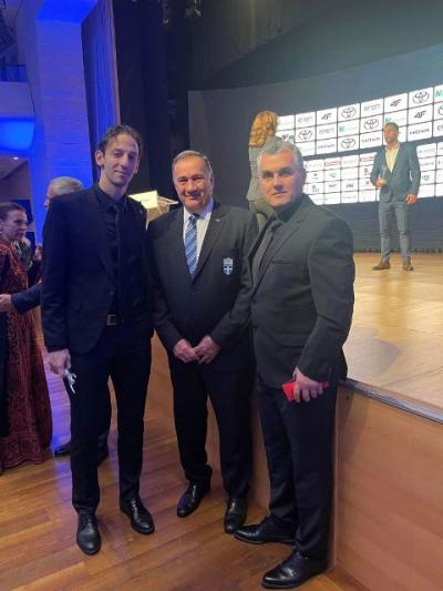 Ο Σπύρος Καπράλος πρόεδρος της ΕΟΕ με τον αθλητή Απόστολο Τεληκωστόγλου  και τον Προπονητή του Χρήστο Αλμασίδη