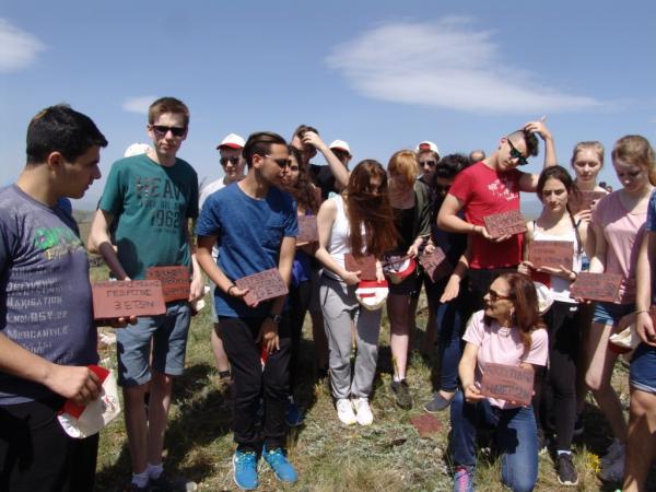 Έλληνες και Γερμανοί μαθητές ετοιμάζουν το πάρκο μνήμης για τους νεκρούς του Μεσόβουνου και των Πύργων από τους Ναζί (φωτογραφίες)