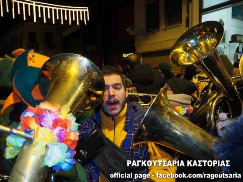 Κέφι και χορός από τους χιλιάδες καρναβαλιστές στα Καστοριανά Ραγκουτσάρια
