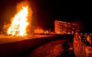 Οι φωτιές της Φλώρινας Κλαδαριές της Σιάτιστας, ενα εντυπωσιακό δρώμενο του δωδεκαημέρου