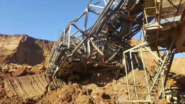 Κατολίσθηση μικρής έκτασης στο ορυχείο του Νοτίου πεδίου της ΔΕΗ βγήκε σώος απο την κατεστραμένη καμπίνα ο χειριστής του εσκαφέα (φωτο)