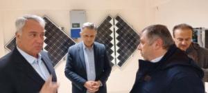 ο πρόεδρος του Λεχόβου κ. Στεφανιδης δίνει το υπόμνημα της λαικής συνέλευσης στον Μ. Βορίδη 