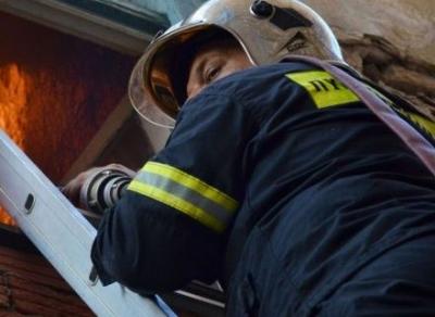 Πυρκαγιά σε σκεπή διώροφης οικοδομής στο Άργος Ορεστικό