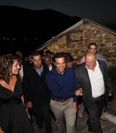 Ο δήμαρχος Πρεσπών Π. Πασχαλίδης με τον Πρωθυπουργό Αλέξη Τσίπρα βαδιζουν προς τον Αγ. Αχιλλειο