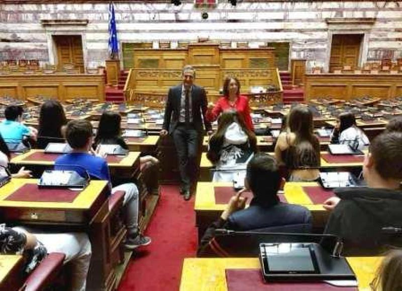Ο Στάθης Κωσταντινίδης και η Καλλιόπη Βέττα ξενάγησαν τους μαθητές του 3ου Γυμνασίου Κοζάνης στο Κοινοβούλιο