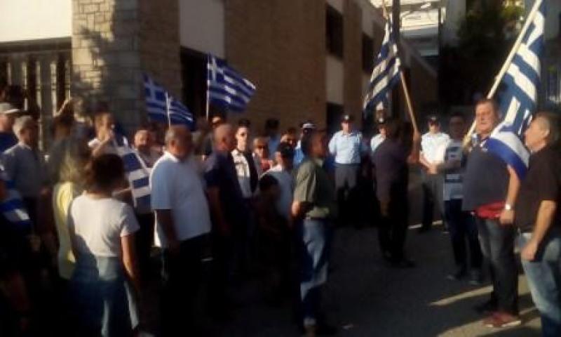 Με κρεμάλες και εμπρηστικά συνθήματα αλλά χωρίς αξιόλογη συμμετοχή η διαδήλωση έξω απο το γραφείο της Τεληγιοριδου στην Καστοριά