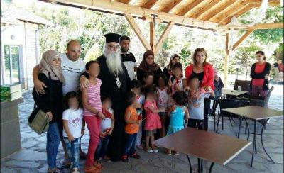 Καστοριά: Κοντά στους πρόσφυγες ο μητροπολίτης και η βουλευτής του ΣΥΡΙΖΑ, Ολ. Τελιγιορίδου