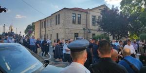 Νεαρός αποδοκίμασε  τον πρωθυπουργό Κυριάκο Μητσοτάκη στη Σιάτιστα, απομακρύνθηκε απο την φρουρά του (vid)