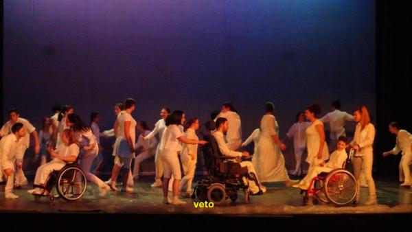 Με την ξεχωριστή θεατρική παράσταση «Προς τ`άστρα» καλωσόρισε το ΔΗΠΕΘΕ Κοζάνης τη νέα χρονιά (video-photo)