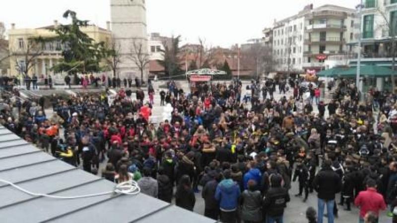 Κοζάνη: Πλήθος κόσμου στην εκδήλωση συμπαράστασης στον αγώνα ζωής του 12χρονου Αλεξάνδρου Μελισσινού