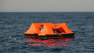 Η φωτογραφία που επισυνάπτεται είναι από ένα τέτοιο life-raft, φαίνεται μάλιστα και η εταιρεία που τα προμηθεύει στο ελληνικό κράτος, η Lalizas.