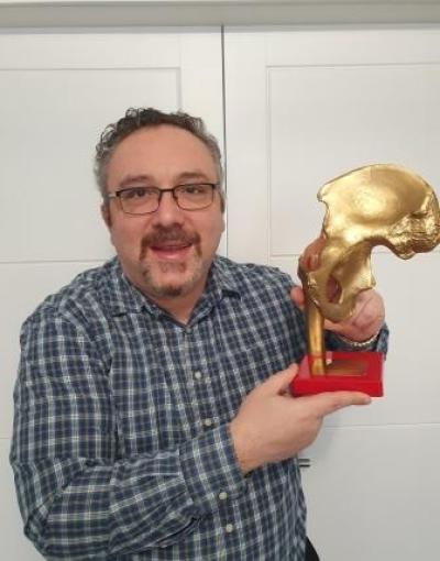 Βραβείο "Χρυσού Ισχίου" για τον Χειρούργο Ορθοπεδικό Αντώνη Παπαδόπουλο σε νοσοκομείο της Σκωτίας