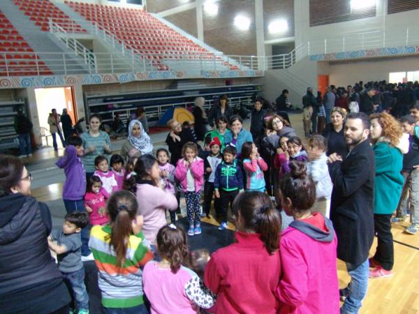 Κοζάνη: Σε χώρο μεγάλης γιορτής, για πάνω απο 200 προσφυγόπουλα, το Κλειστό Γυμναστήριο της Λευκόβρυσης  (ΦΩΤΟ ΒΙΝΤΕΟ
