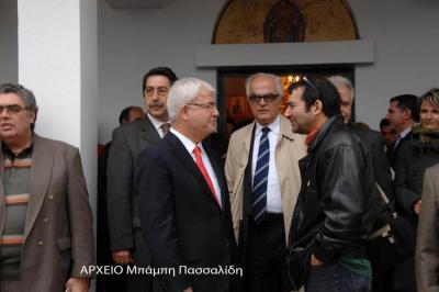 Ο Τακης Αθανασόπουλος το 2008 σε θρησκευτική εκδήλωση στο ΛΚΔΜ συνομιλεί με τον δημοσιογράφο Σπ Κουταβά υπο το βλέμμα του διευθυντή επικοινωνίας της επιχείρησης. Πίσω απο τον Αθανασόπουλο ο Γενικός διευθυντής ορυχείων κ Μελάς