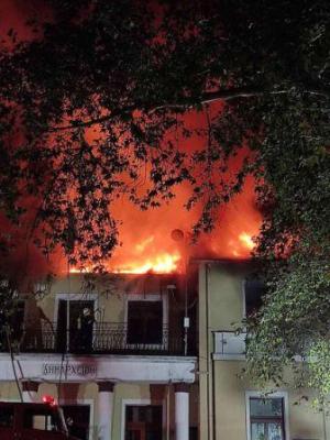 Φωτιά κατέστρεψε το δημαρχείο Σερβίων