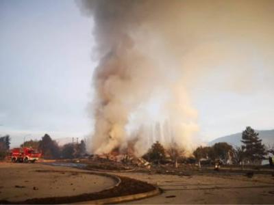Εκόνες απόλυτης καταστροφής απο την έκρηξη στο ξενοδοχέιο Tsamis. Μικροεστίες φωτιάς κάτω απο τα συντρίμια