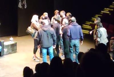 Βίντεο: Μπράβοι επί σκηνής για να σταματήσουν την παράσταση Ζαραλίκου