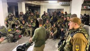 Στρατιωτικός σύμβουλος ενημερώνει στην χρηση νεων όπλων τους αΆνδρες του AZOV